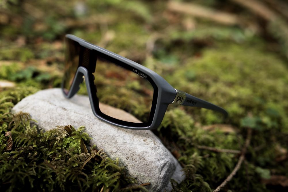 E‑sense next: Solcelledrevne sportsbriller der tilpasser sig lyset hurtigere end et blink