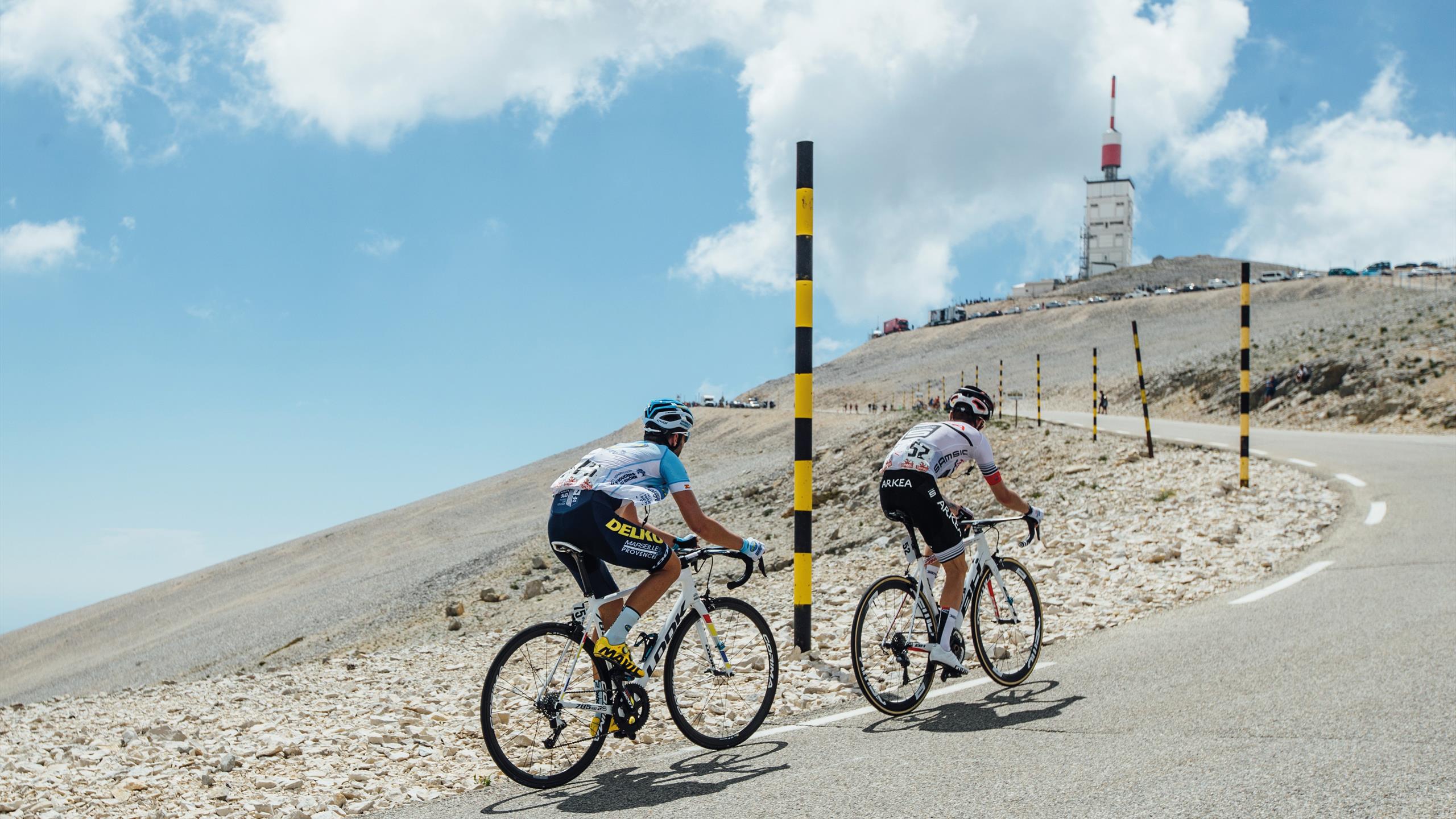 Cykelryttere klatrer op ad Mont Ventoux, ikonisk bjerg i Provence, Frankrig.